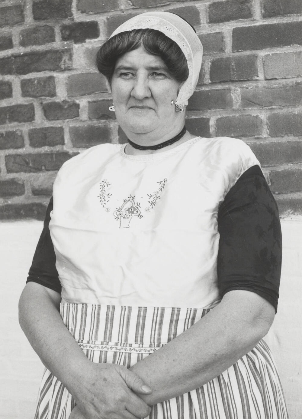 Mevrouw Kapitein in Urker streekdracht, 1965