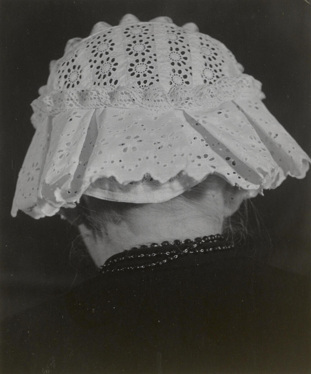 Mevrouw Keur uit Scherpenisse in Thoolse dracht, 1955