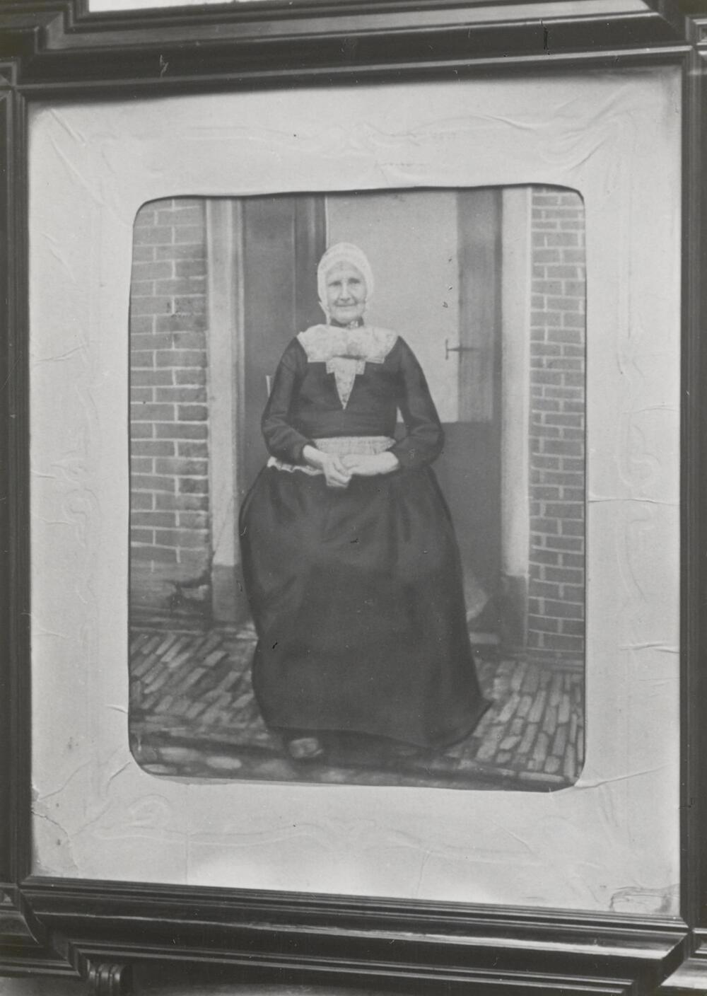 Ingelijste foto van Maria de Boer-Kianus in Schokker dracht, 1947