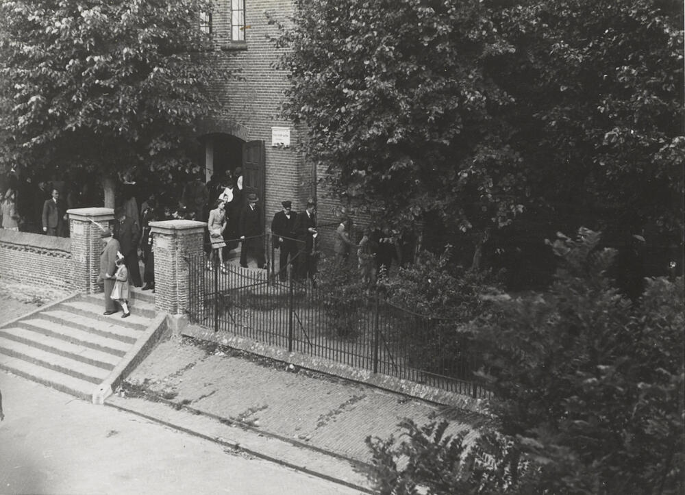 Kerkgang, Huizen, 1945