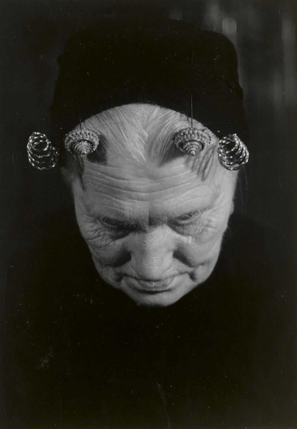 Mevrouw Keur uit Scherpenisse in Thoolse dracht, 1955