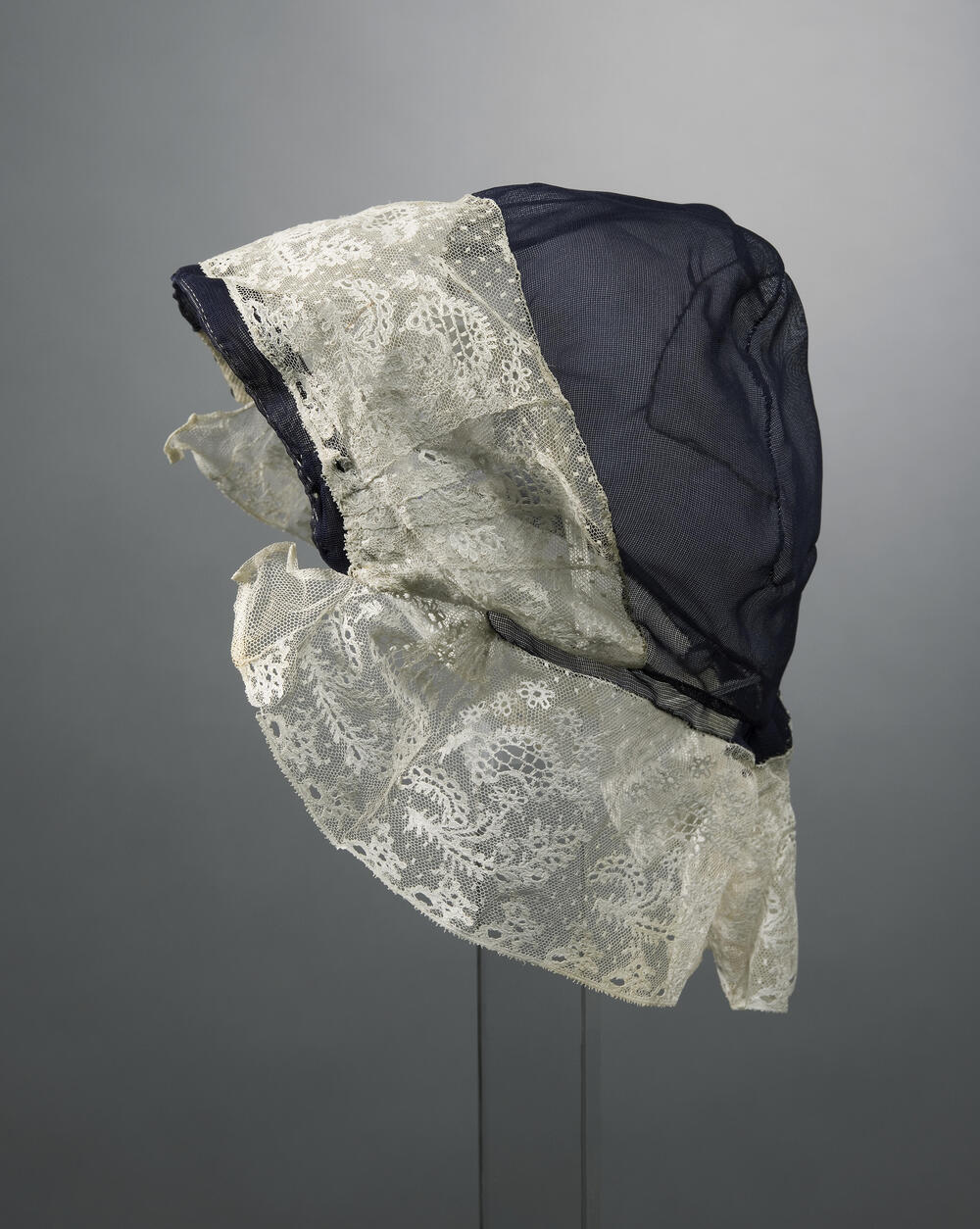 Kap of oorijzermuts, West-Friesland, voor 1949