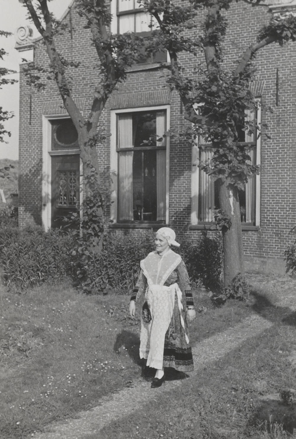 Vrouw uit Workum, verkleed in Friese dracht, 1944