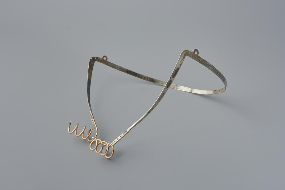 Oorijzer met gouden krullen, Axel, 1899
