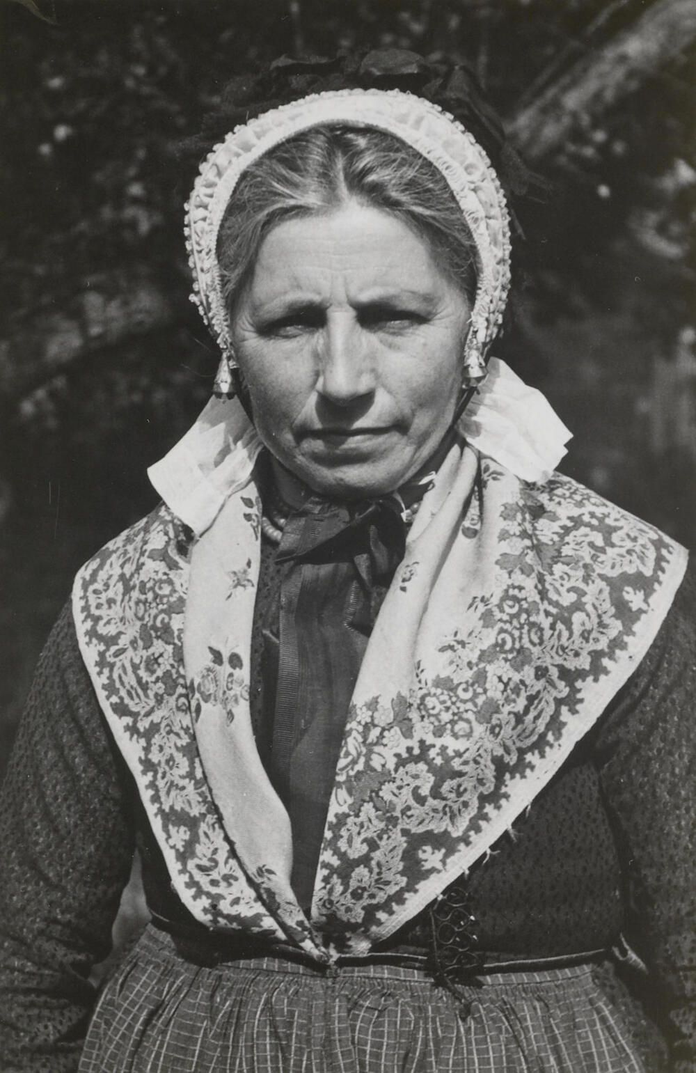 Vrouw, verkleed in ouderwetse dracht, Giethoorn, 1947