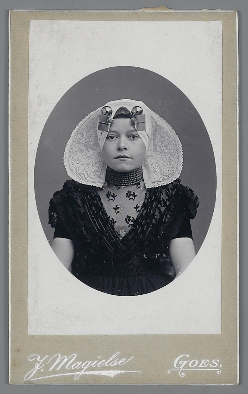 Vrouw in protestantse Zuid-Bevelandse streekdracht, 1890–1925