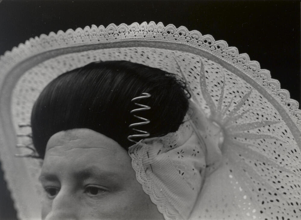 Johanna Martina Polderdijk-Brasser in Nieuwlandse dracht, 1950
