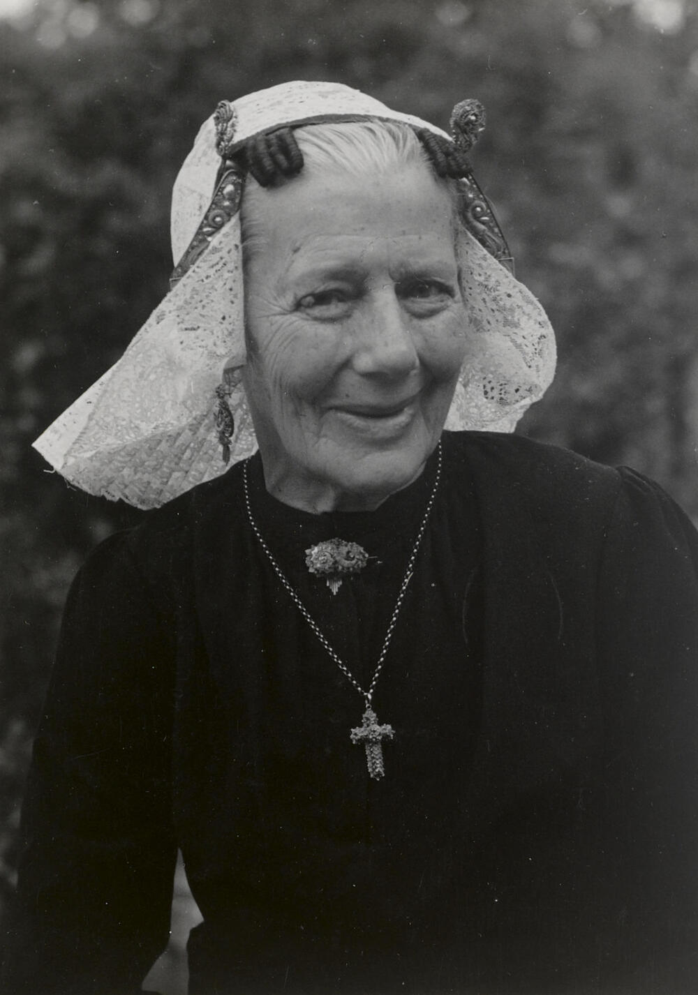 Rutje Butzelaar-Kok in streekdracht uit Soest, 1952