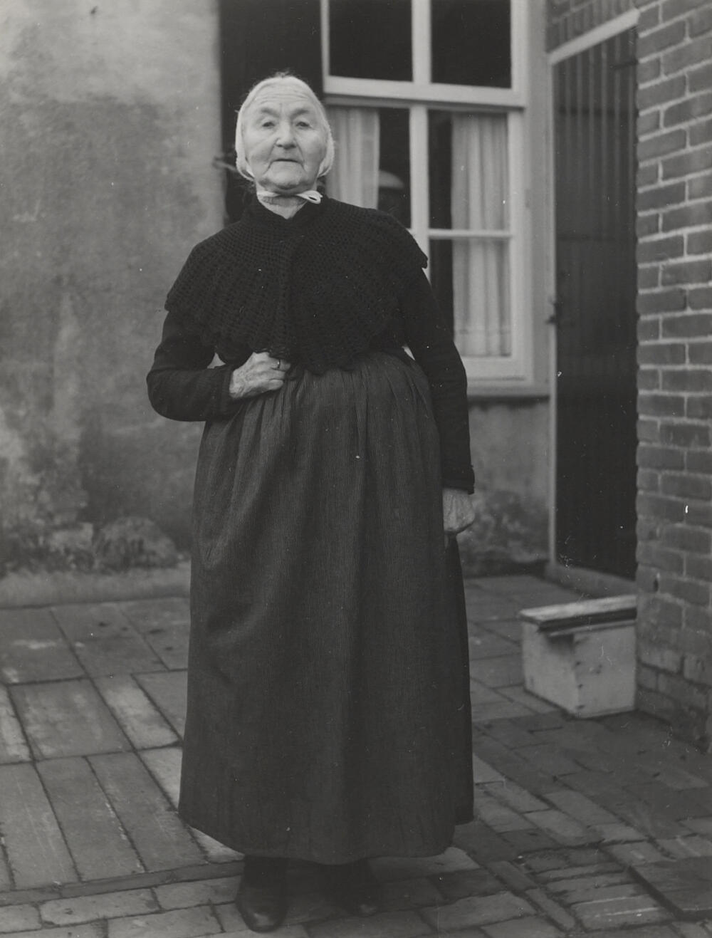 Dirkje van der Wiel-Hazenoot in daagse dracht, Noordwijk aan Zee, 1955