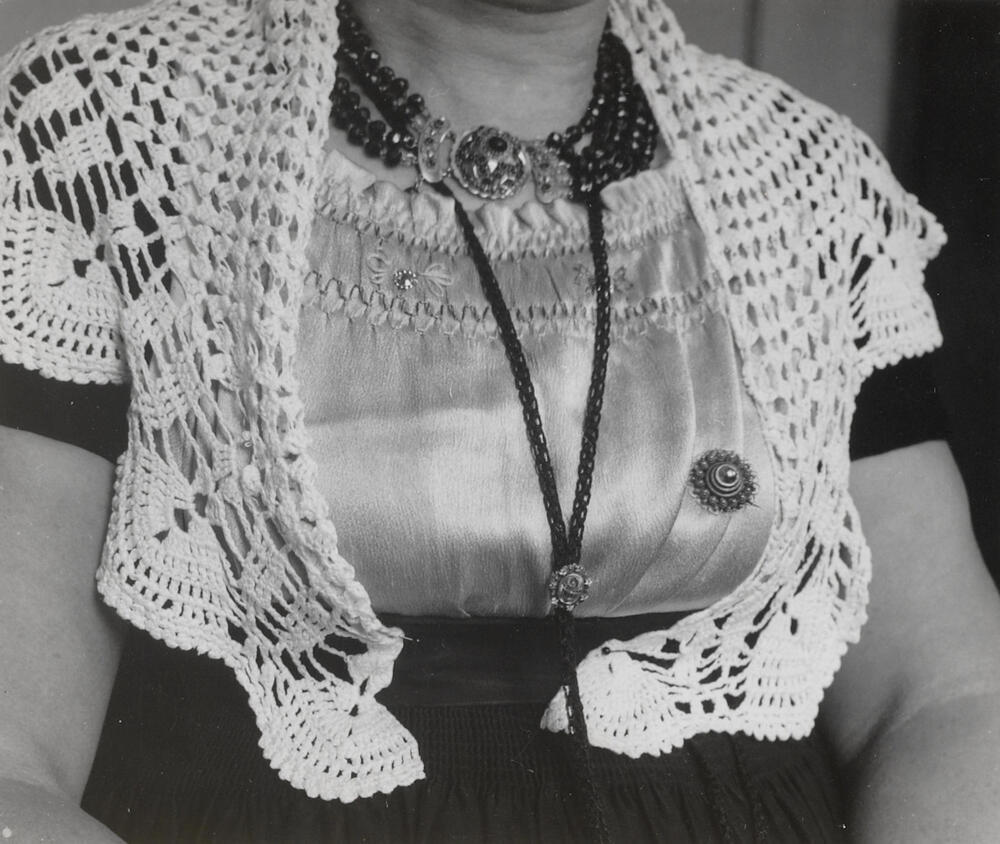 Mevrouw Dekker uit Middelburg in Walcherse dracht, 1957