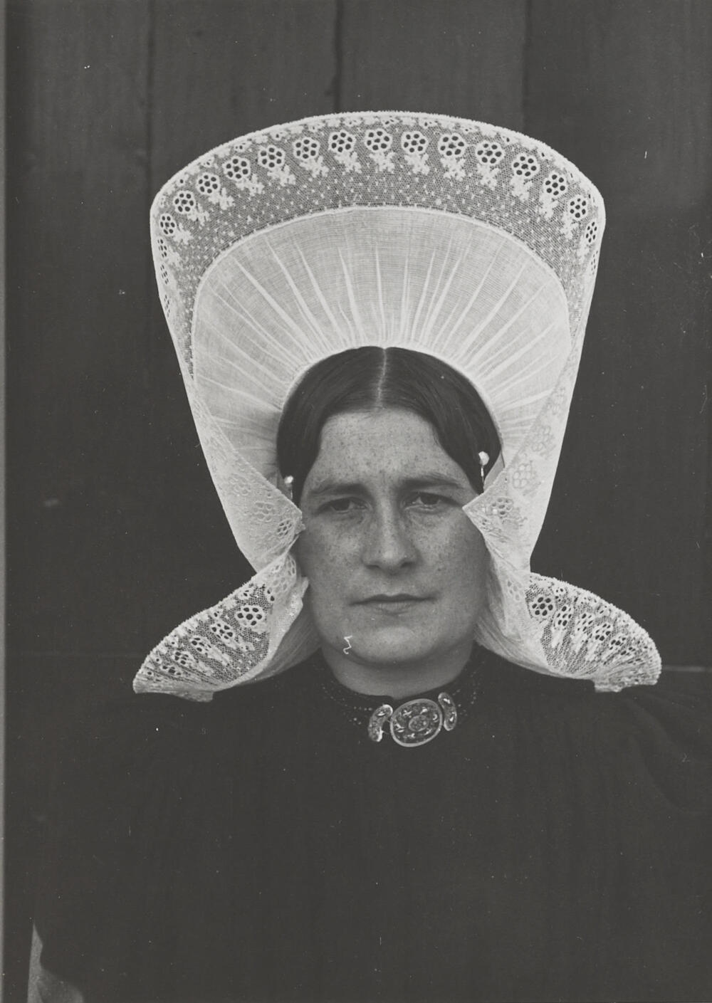 Vrouw in streekdracht, Huizen, 1945