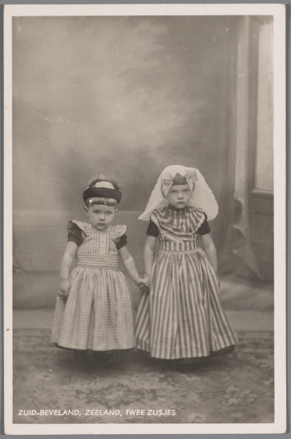 Twee meisjes in katholieke Zuid-Bevelandse streekdracht.