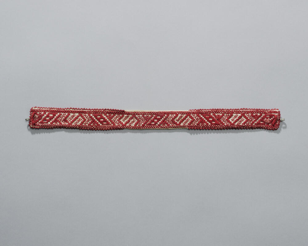 Keelband of kinband voor vrouwenmuts, Marken