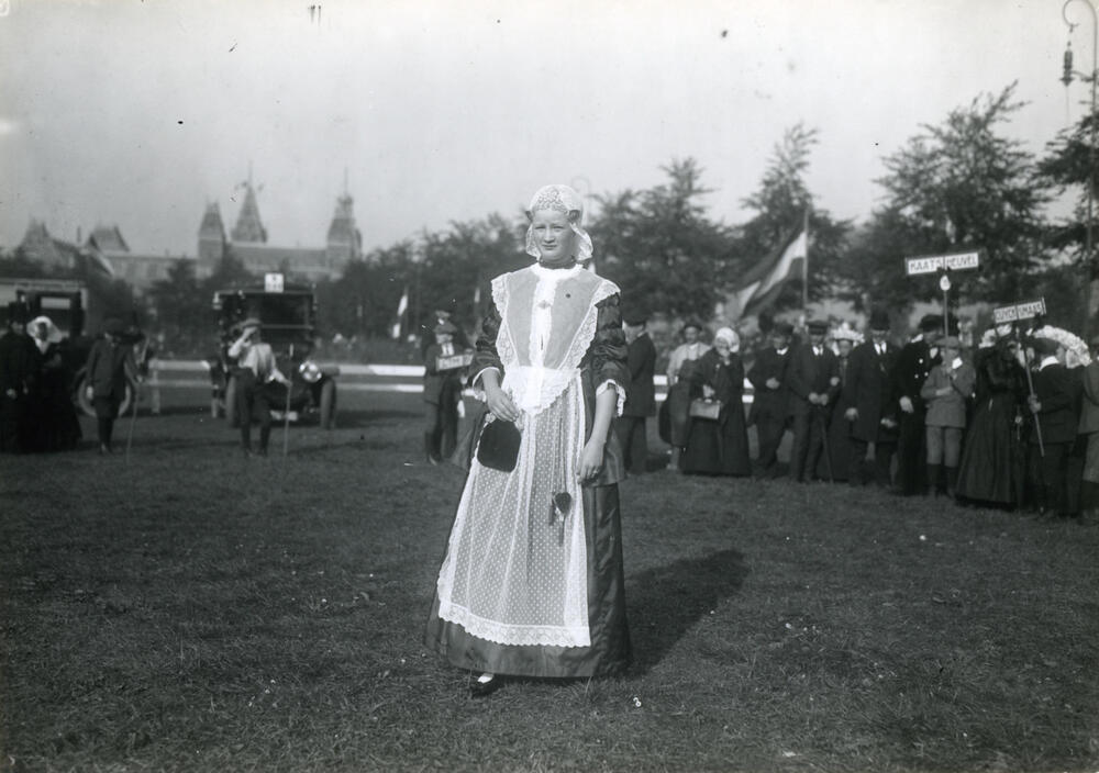 Friezin op het Klederdrachtenfeest in Amsterdam, 1913