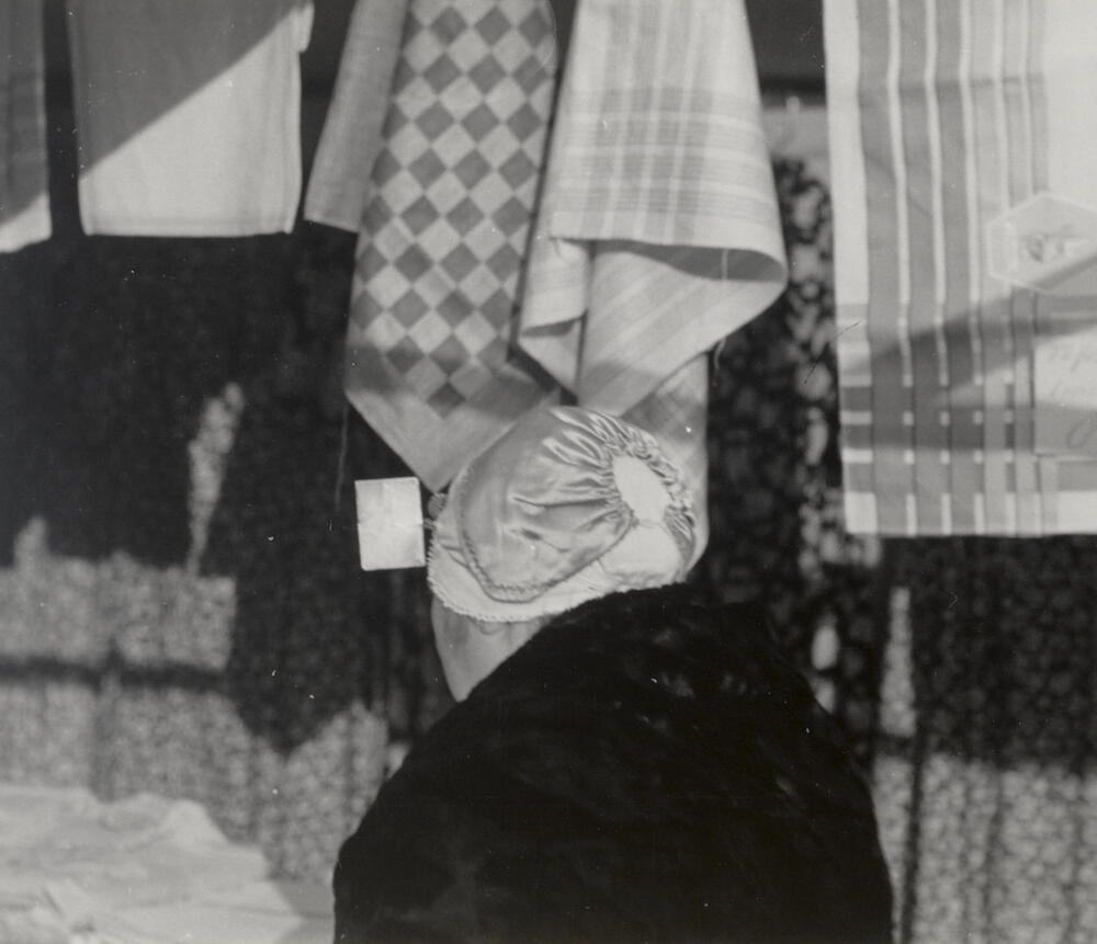 Vrouw in katholieke Zuid-Bevelandse dracht, Goes, 1950