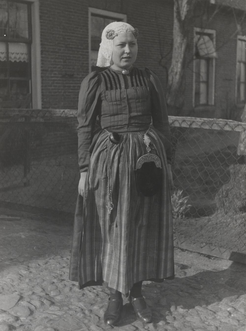 Sijchien Wolbers uit Orvelte, verkleed in Drentse dracht, 1944