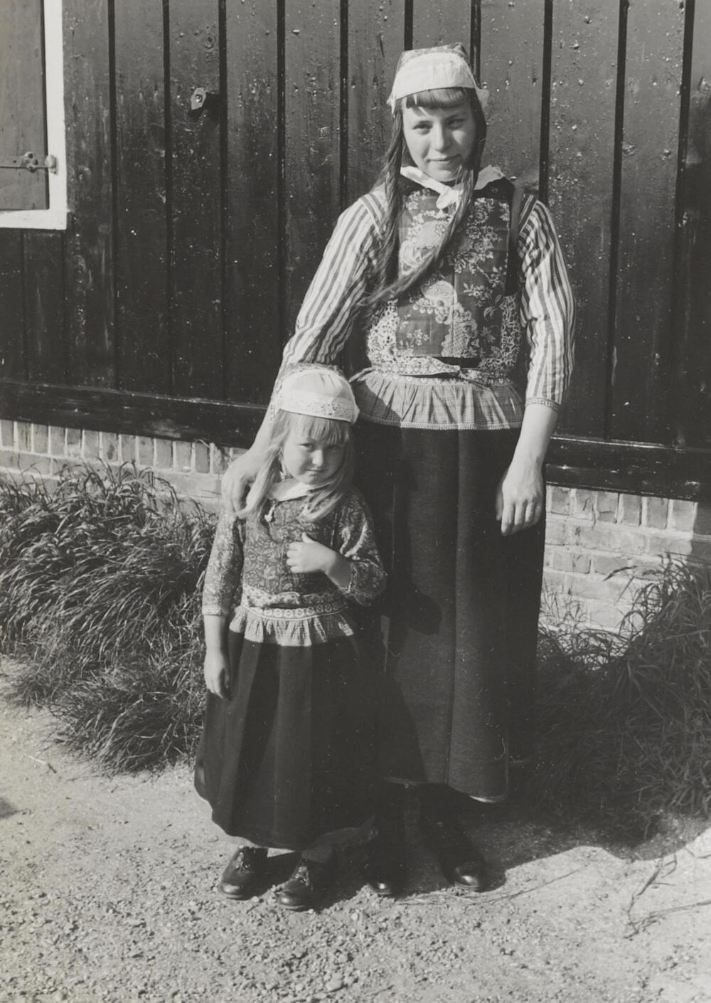 Meisje en vrouw in Marker dracht, 1943