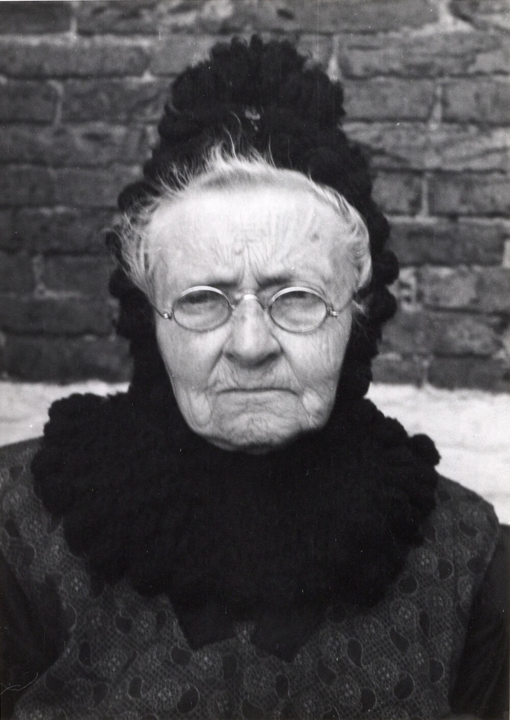 Weduwe de Boer uit Gaast in Friese dracht, 1943