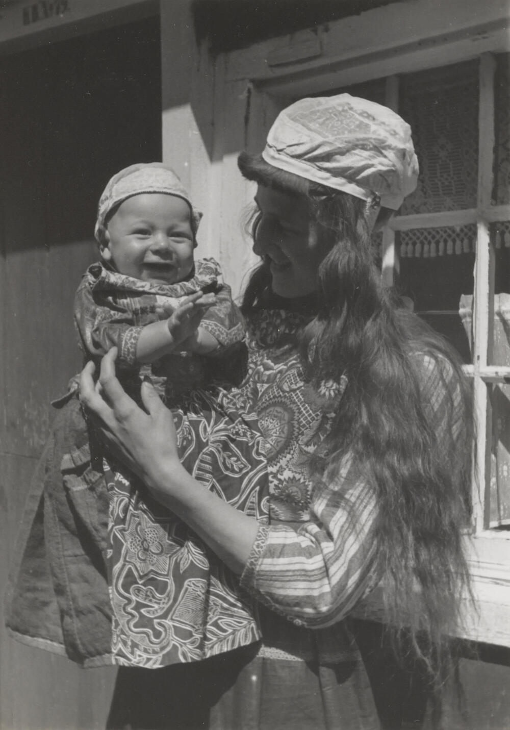 Maretje Moenis-Kes en zoon in Marker dracht, 1944