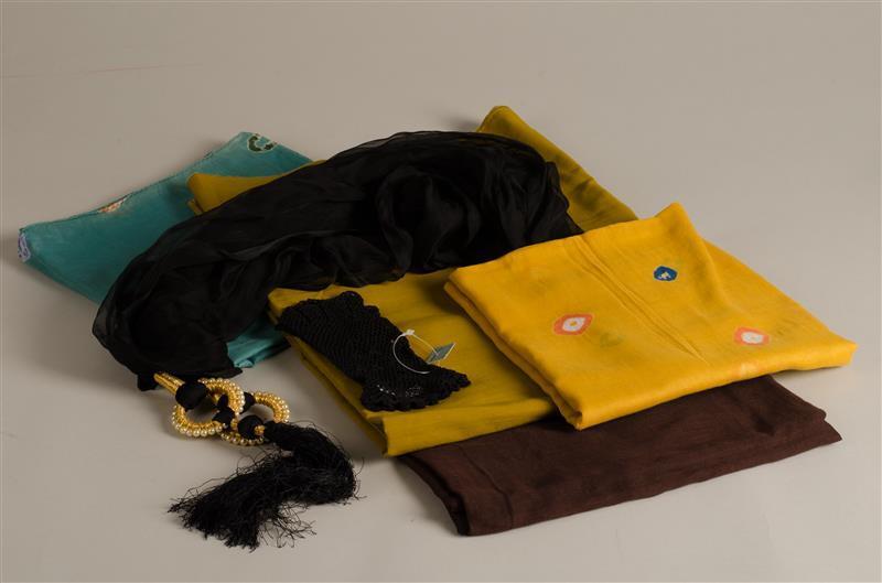 Diverse kledingaccessoires behorend bij Mac & Maggie kleding