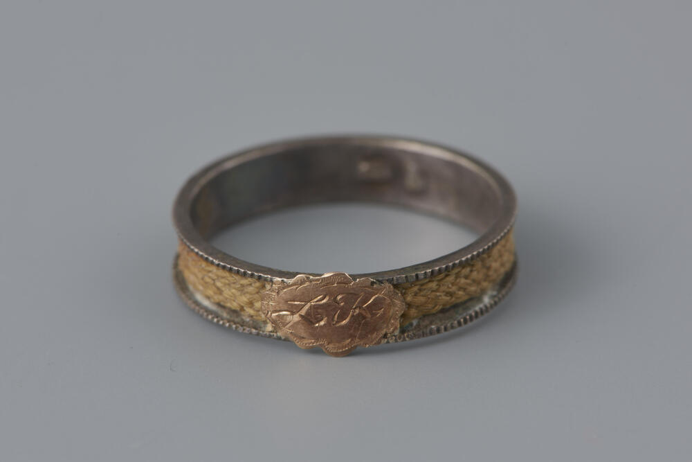 Zilveren ring met haarlok en gouden plaatje, Marken