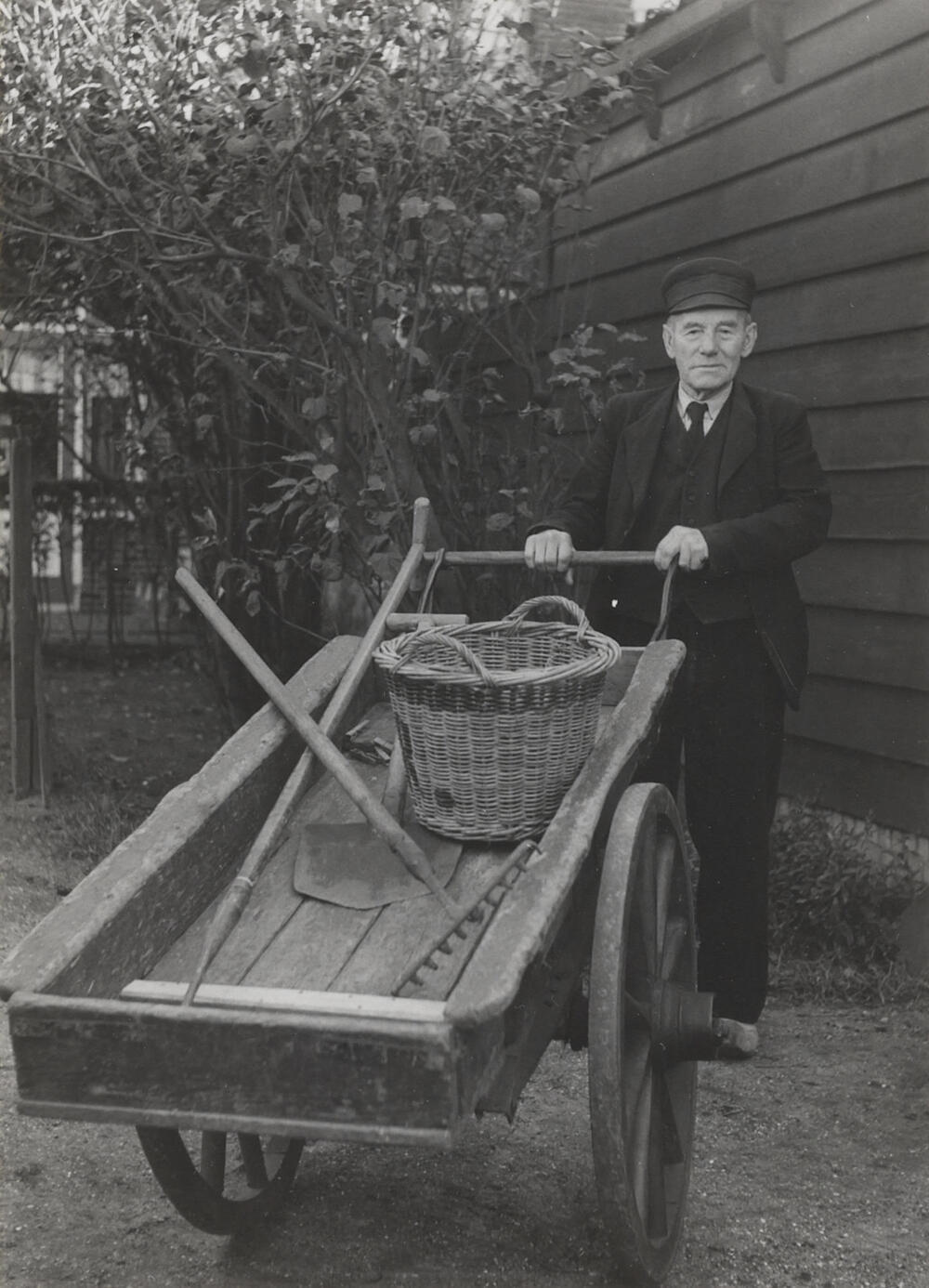 Jan Ruigrok in daagse dracht, Noordwijk Binnen, 1955