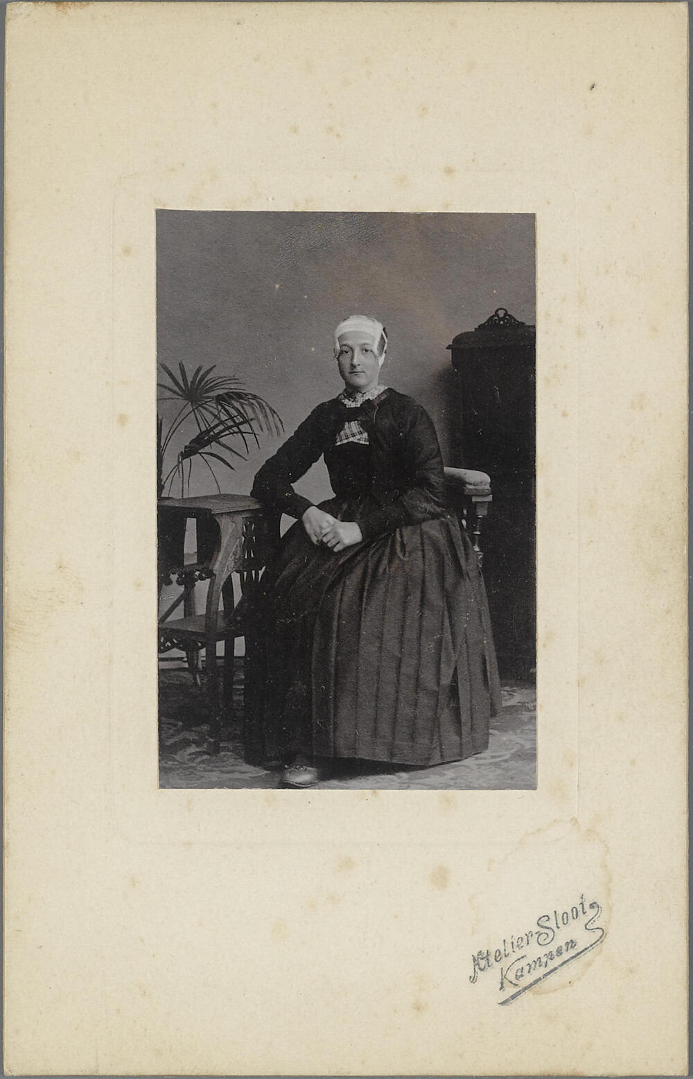 Lubbetje Blaauw in de streekdracht van Doornspijk, 1915–1935
