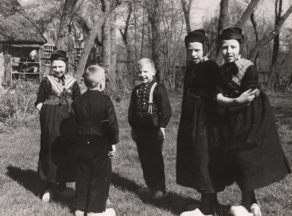 Spelende kinderen, Rouveen, 1944