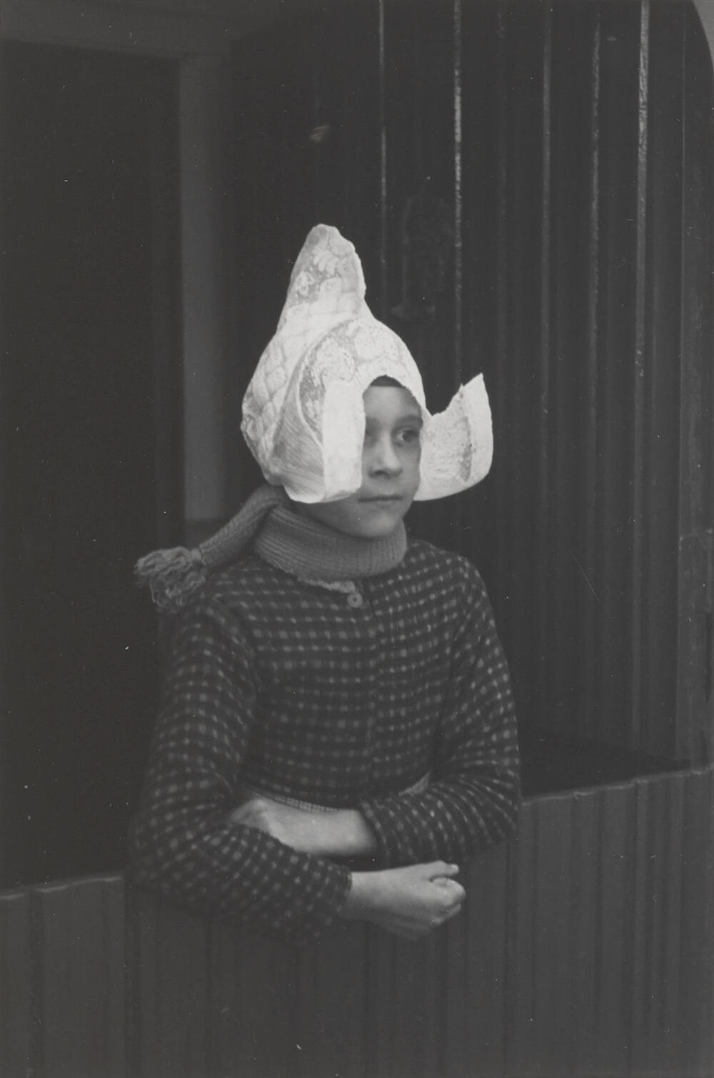 Meisje in Volendammer streekdracht, 1946