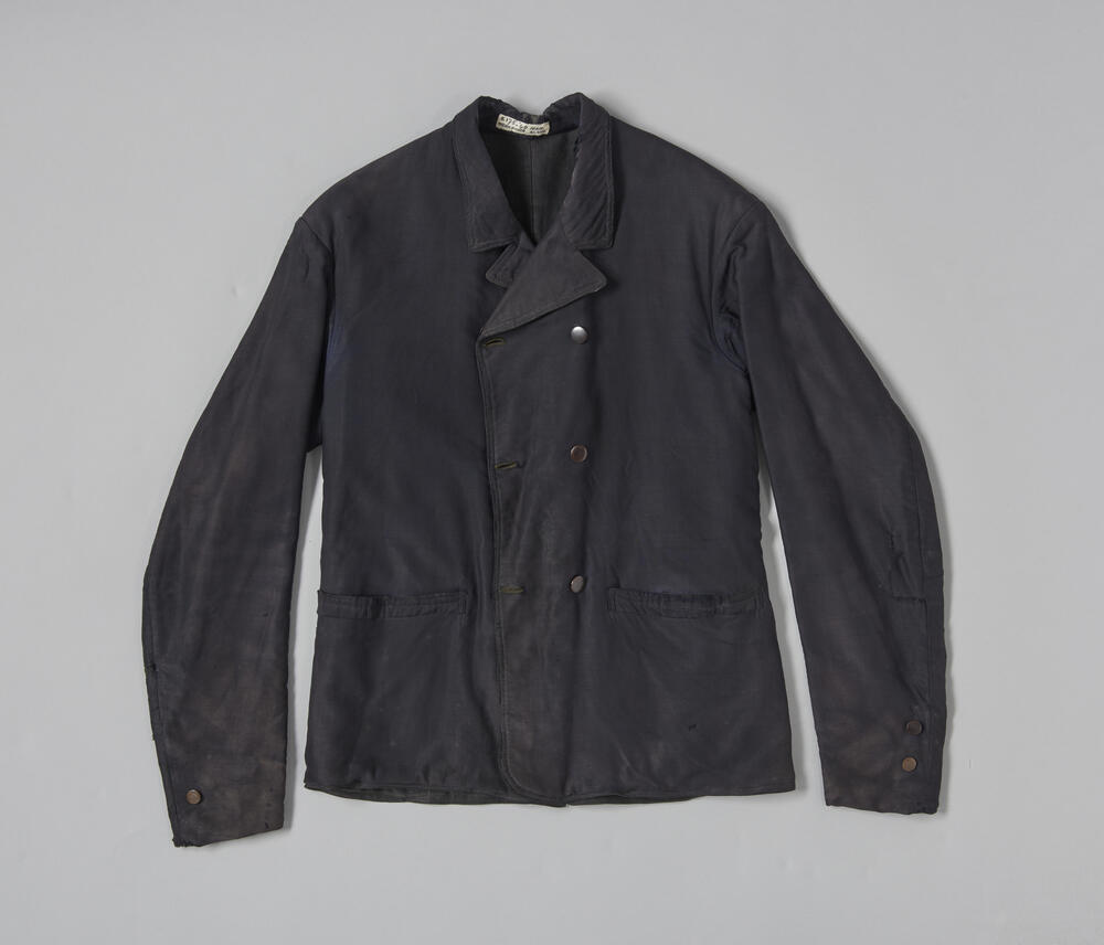 Mannenjas van zwart merinos, Oldebroek, voor 1949