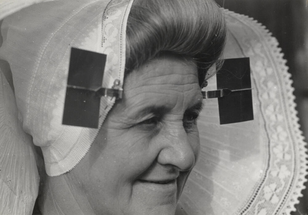 Vrouw in protestantse Zuid-Bevelandse dracht, Heinkenszand, 1950