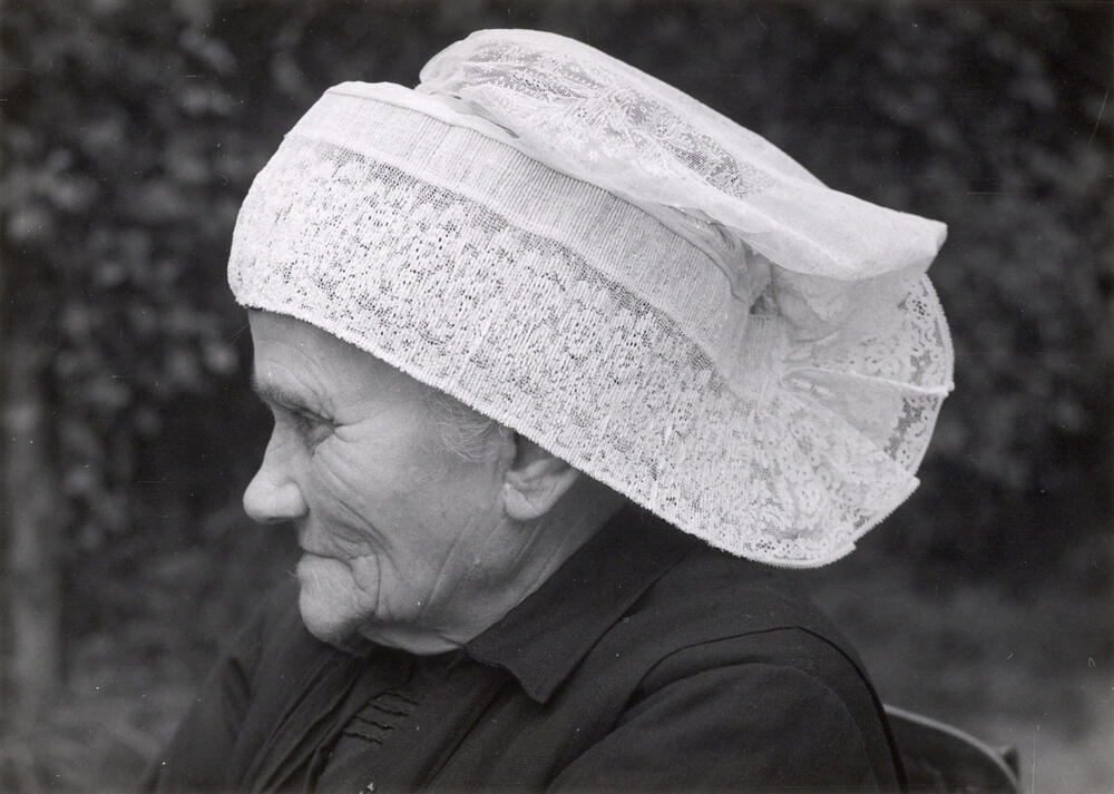 Kee van Eekelen uit De Kladde in West-Brabantse dracht, 1956