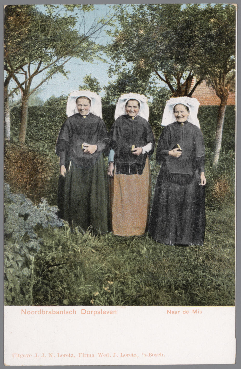Drie vrouwen in Noord-Brabantse dracht, gekleed in kerkdracht, 1903–1905