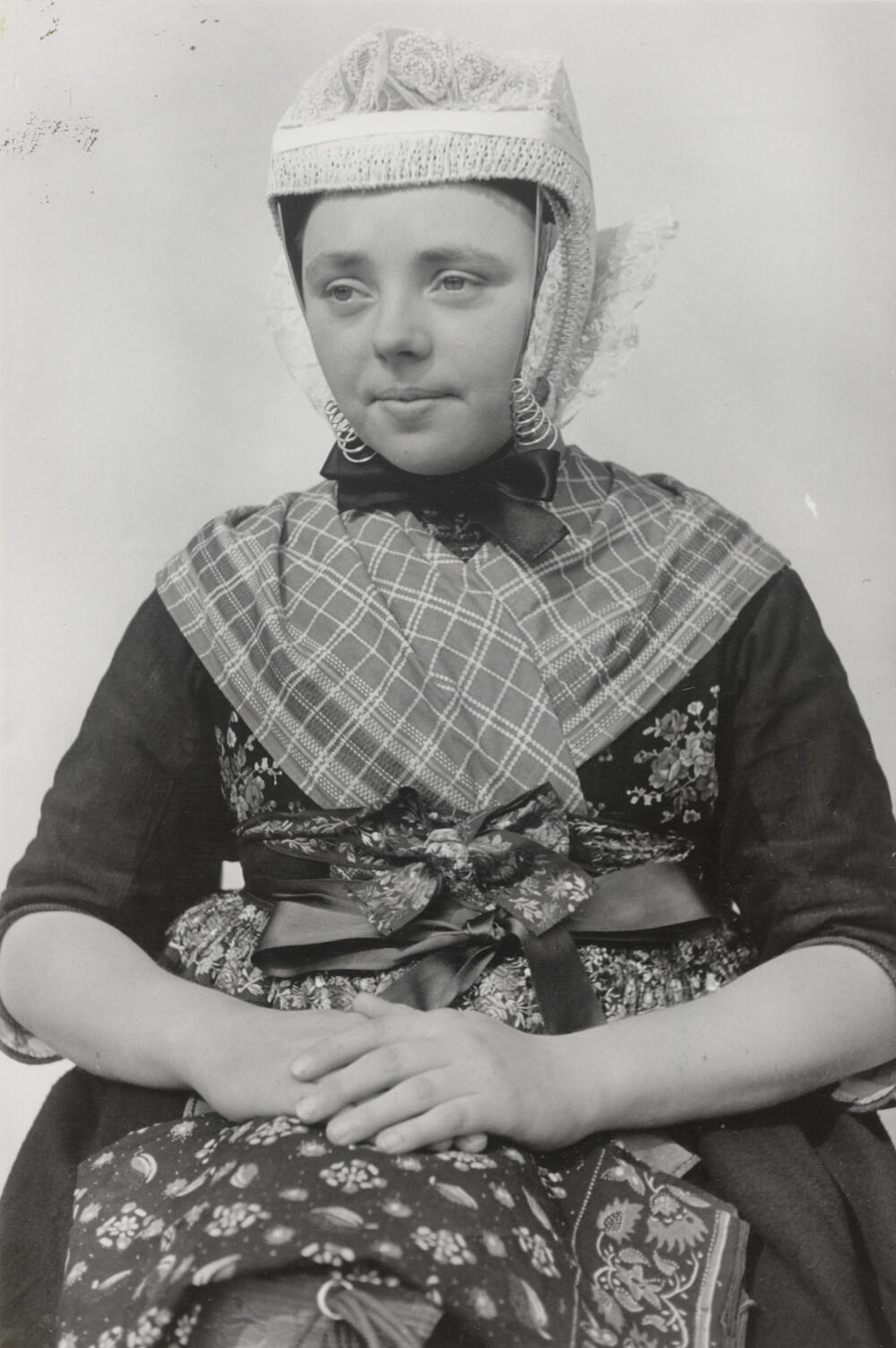 Beertje Veijer in kerkdracht, Rouveen, 1944