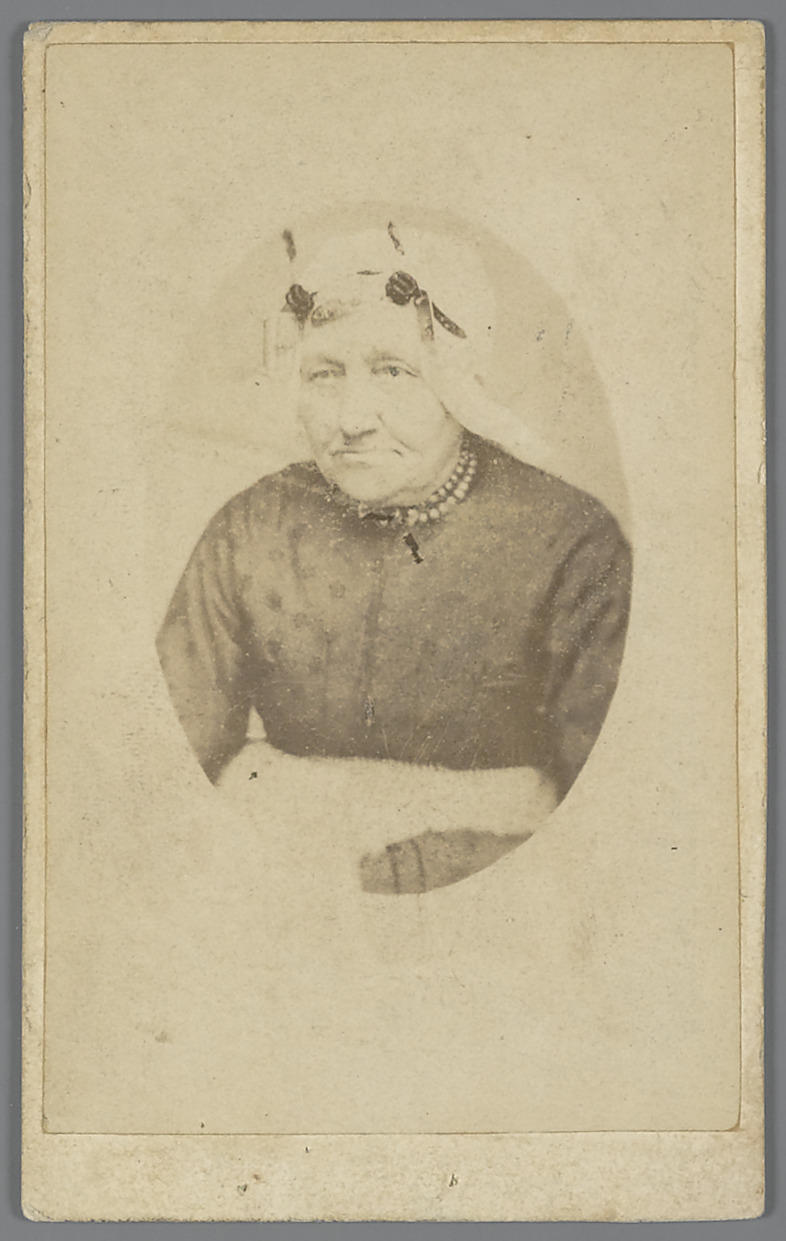 Geertje Groot in Noord-Hollandse streekdracht, Andijk, 1840–1907
