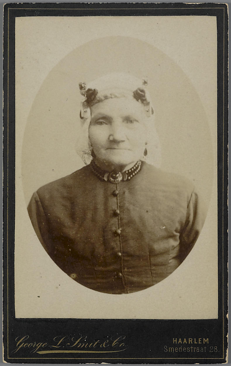 Vrouw in West-Friese streekdracht, 1885–1895