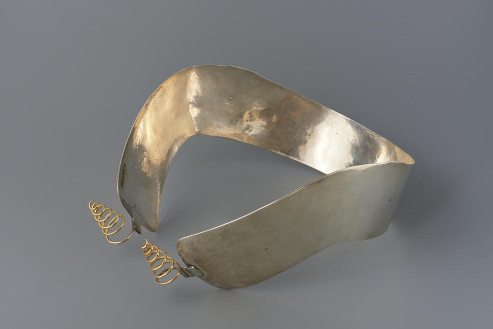 Staphorster oorijzer met krullen van zes windingen, 1895–1928