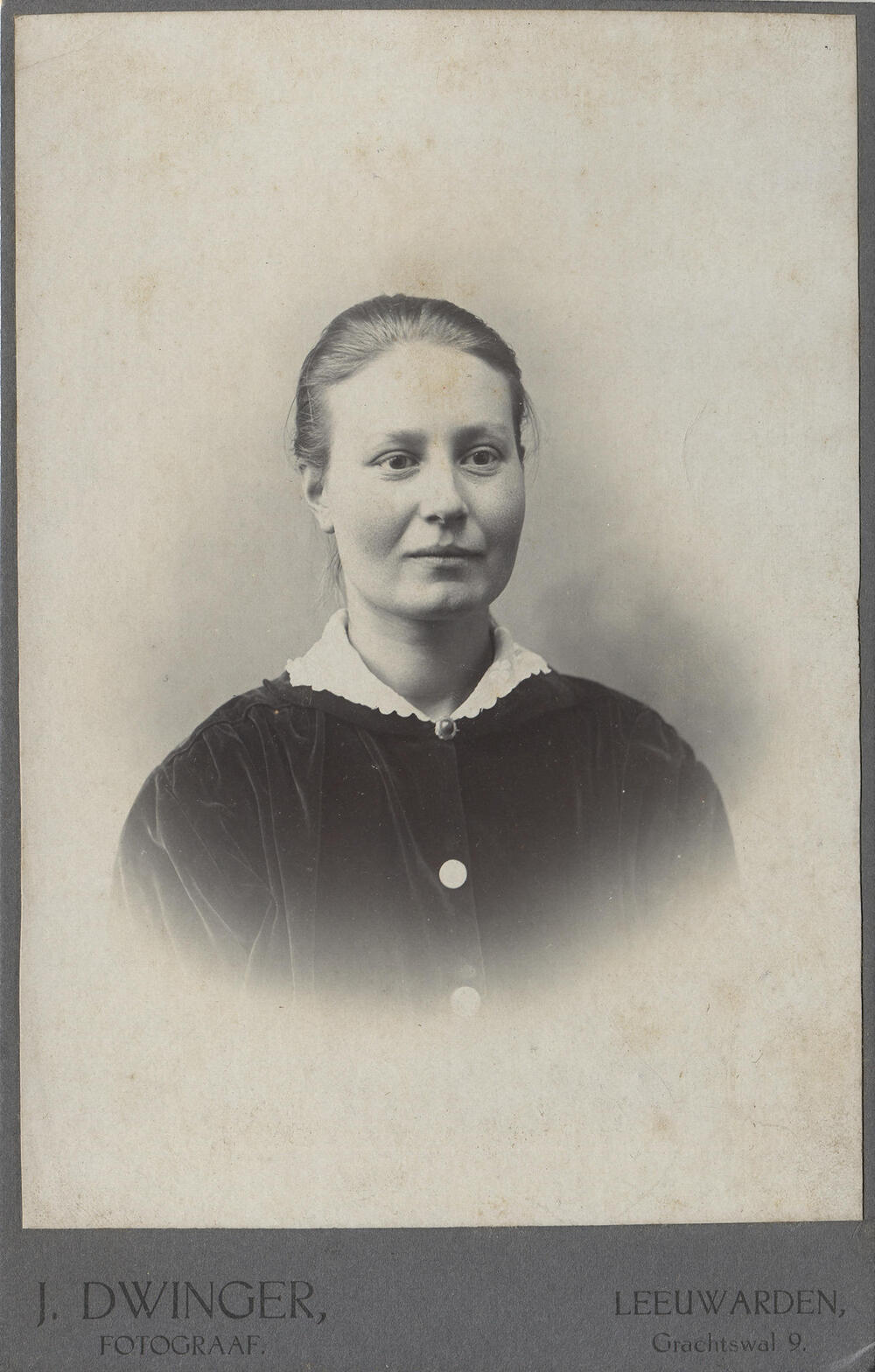 Vrouw in modedracht