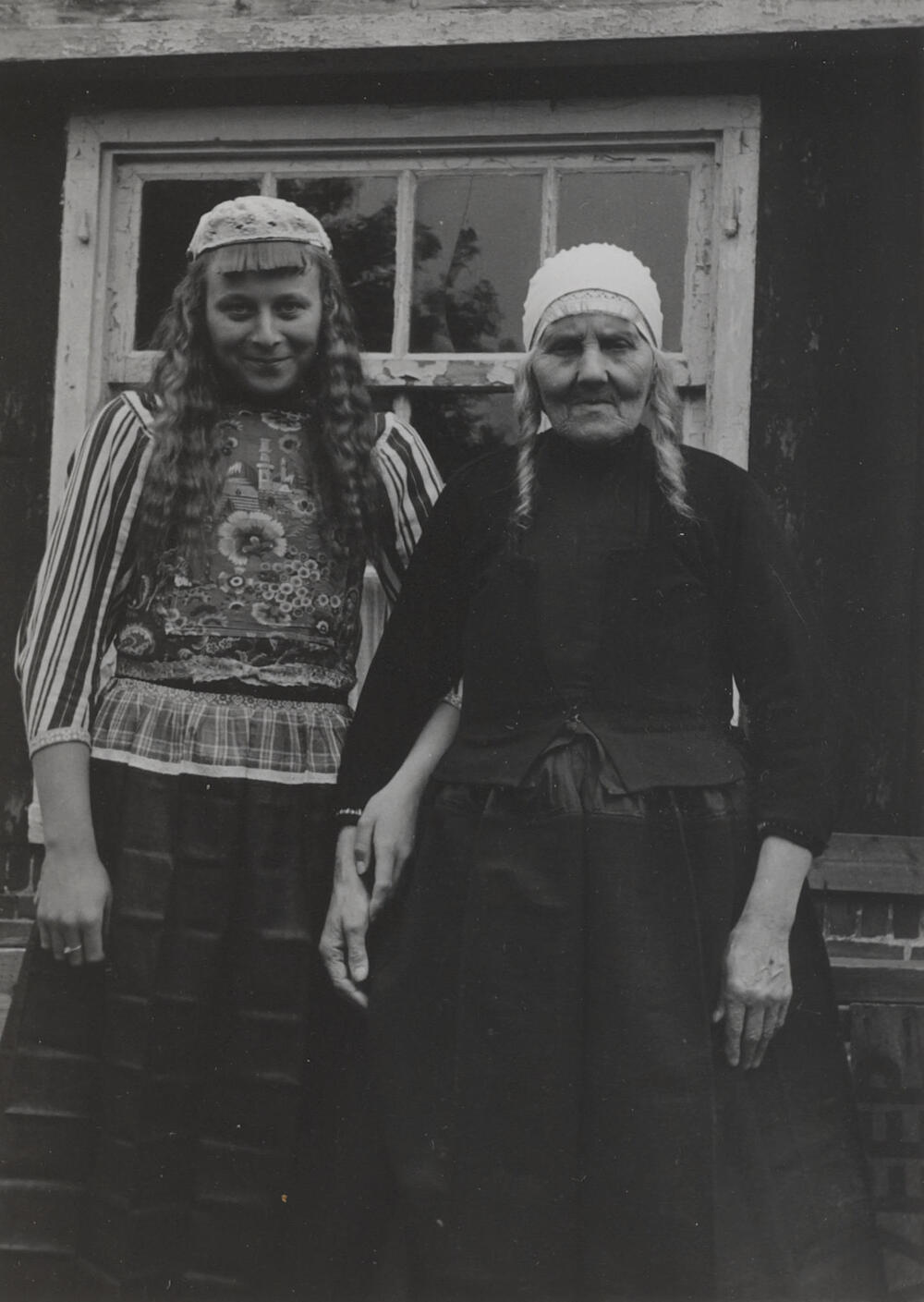 Twee vrouwen in Marker dracht, 1943