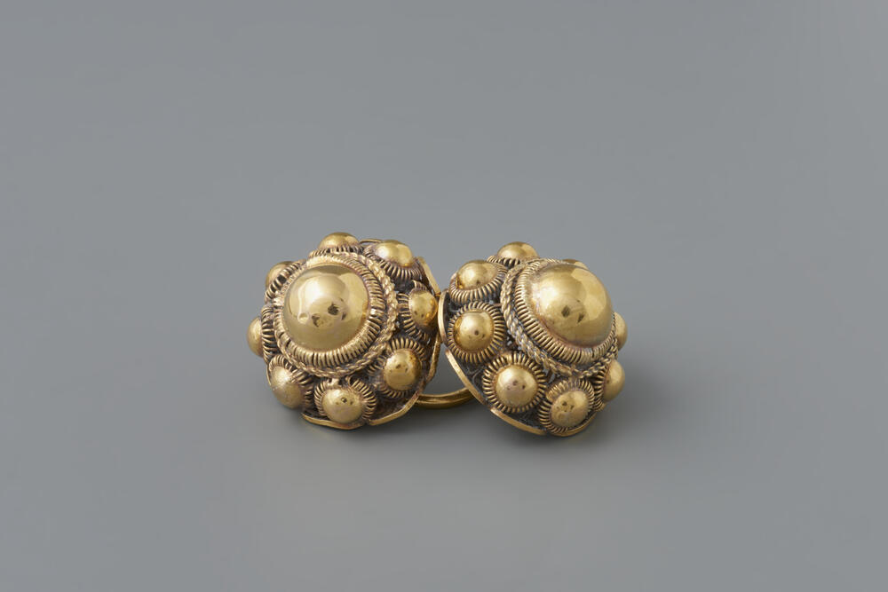 Paar gouden keelknopen, Axel, circa 1900