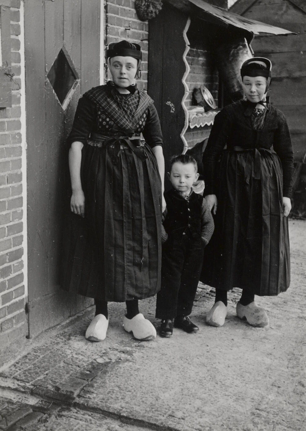 Vrouwen en jongen in Staphorster dracht, 1952