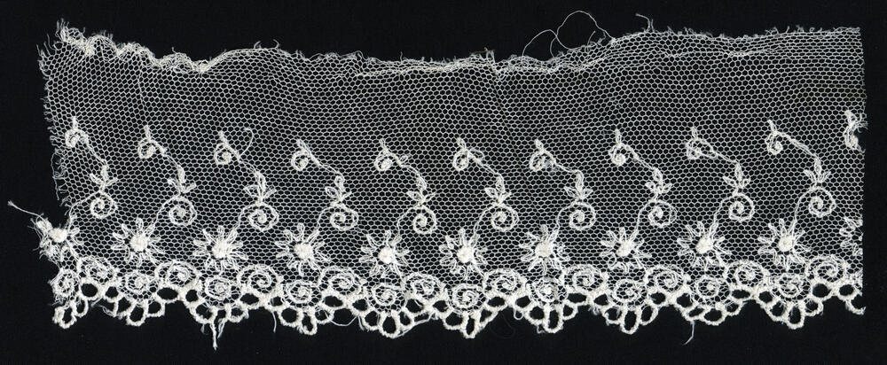 Fragment machinaal versierde tule