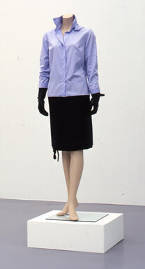 Damesensemble uit de collectie GOO bestaande uit blouse, rok en paar handschoenen