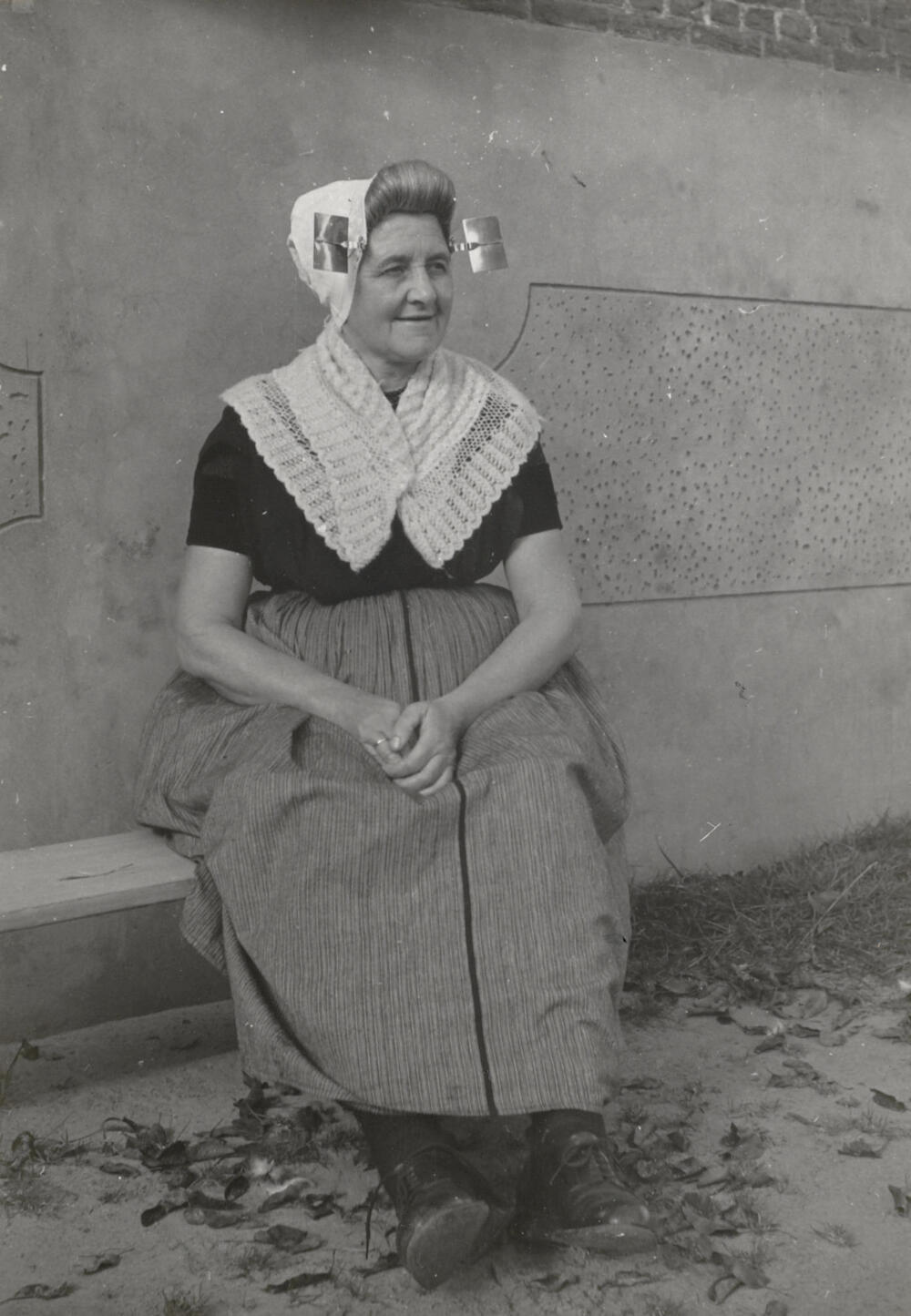 Vrouw in protestantse Zuid-Bevelandse dracht, Heinkenszand, 1950
