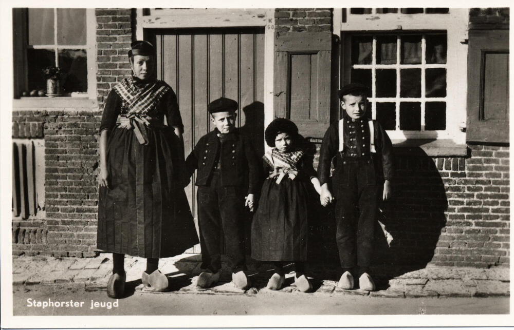 Lijsje, Albert, Hendrikje en Jan Hoeve uit Staphorst, circa 1935