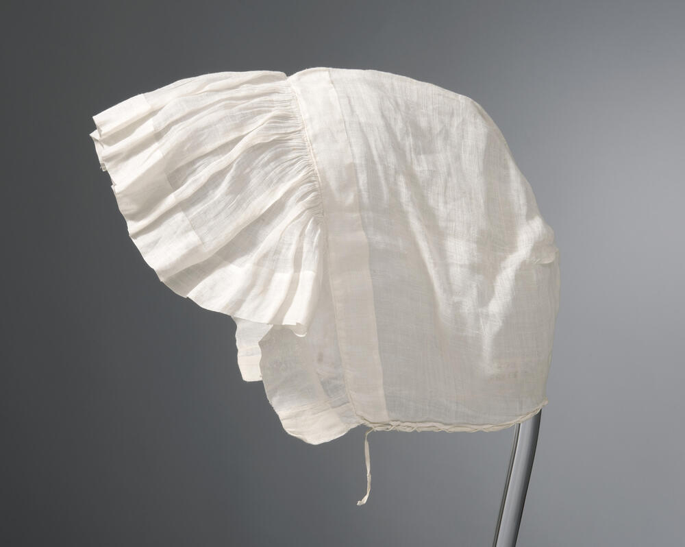 'Duitse muts' voor in de rouw, Friesland, circa 1750