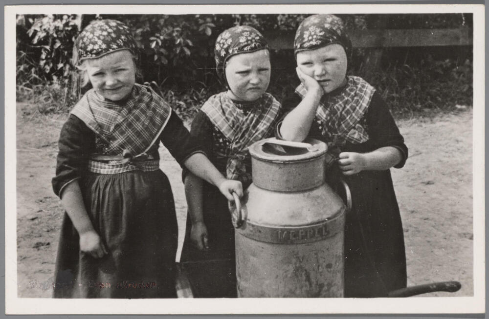 Meisjes in Staphorster streekdracht met melkbus, 1910–1935
