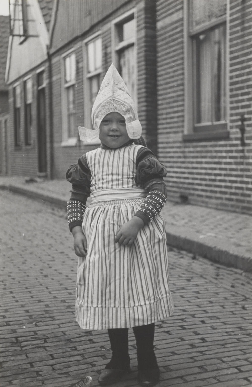 Meisje in Volendammer streekdracht, 1946