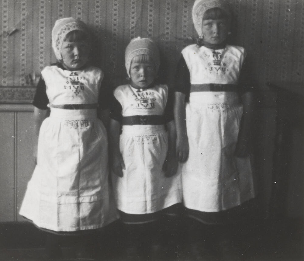 Drie meisjes in Urker dracht, circa 1916