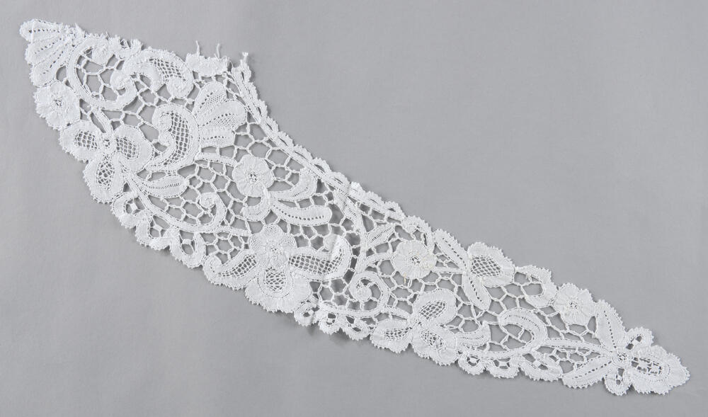 Fragment van kraagje van duchessekant, 1900-1925